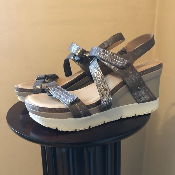 Crown Vintage Wedge Sandals - Picture 3 of 8